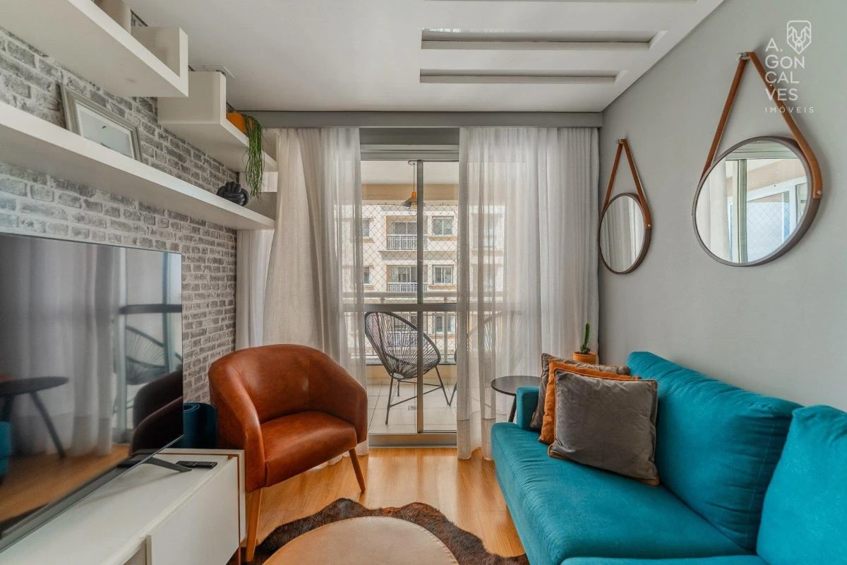 Wood or laminate floors in a 2-bedroom apartment, 60 m² — photo 10