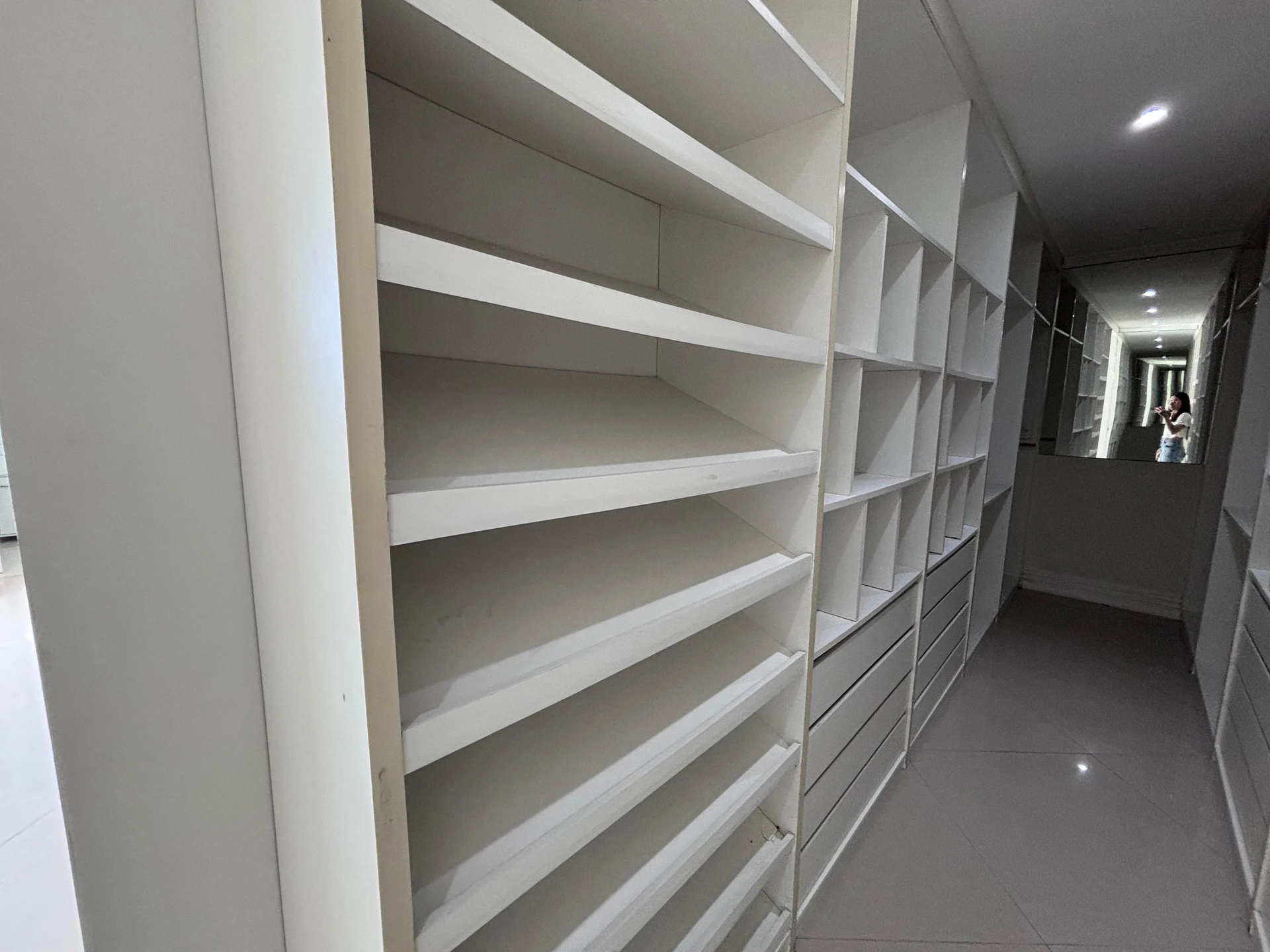 Condo house with 6 bedrooms and a balcony grill — photo 60