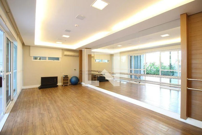 2-bedroom apartment in a building with a gym — photo 13
