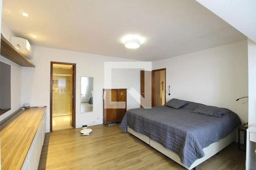 Furnished 4-bedroom apartment with 245 m² and glass balcony — photo 46