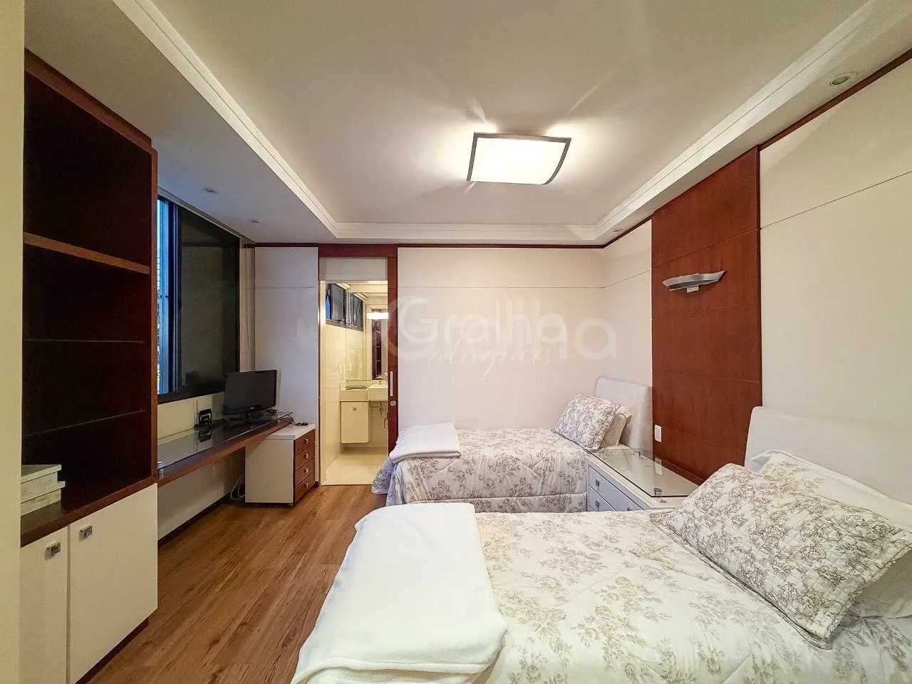 Квартира з 4 спальнями та заскленим балконом — photo 38