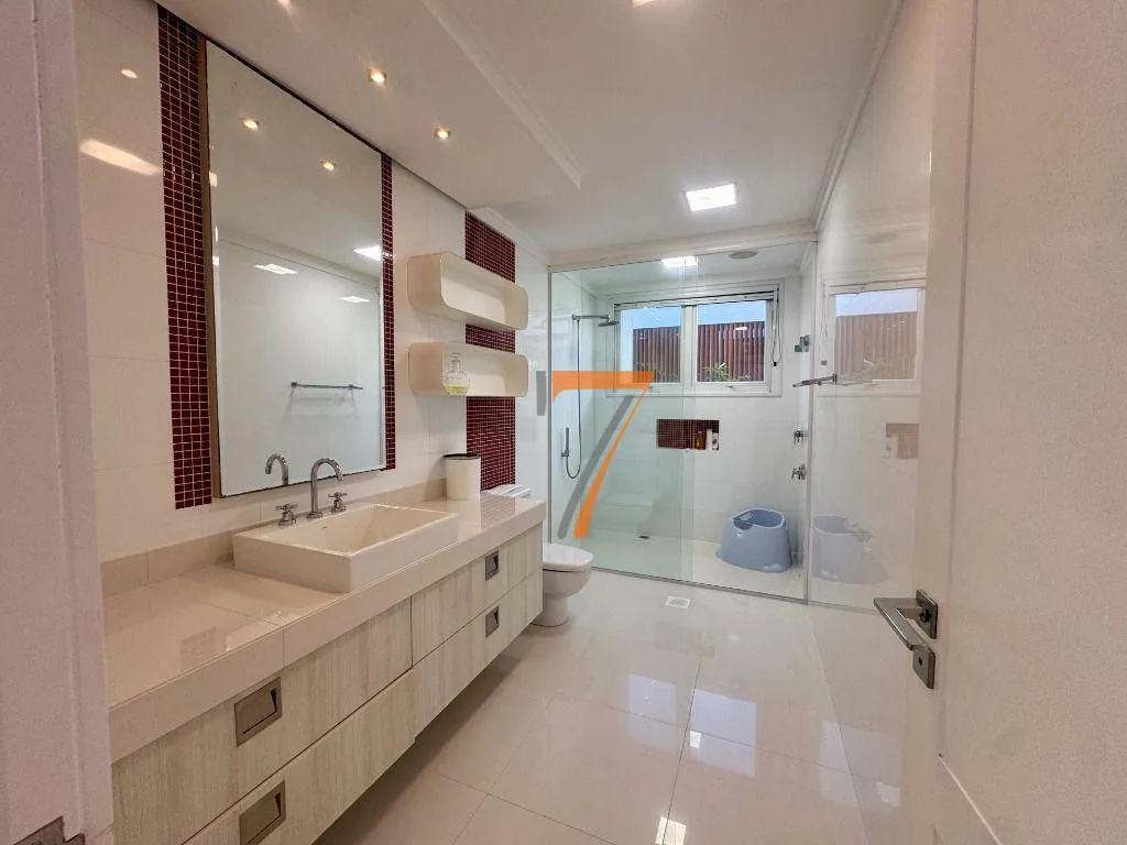 Furnished house with 8 bedrooms and 11 bathrooms — photo 44