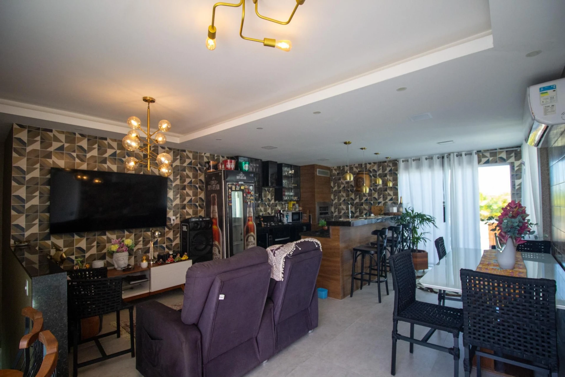 Apartamento mobiliado com 3 suítes e 5 banheiros