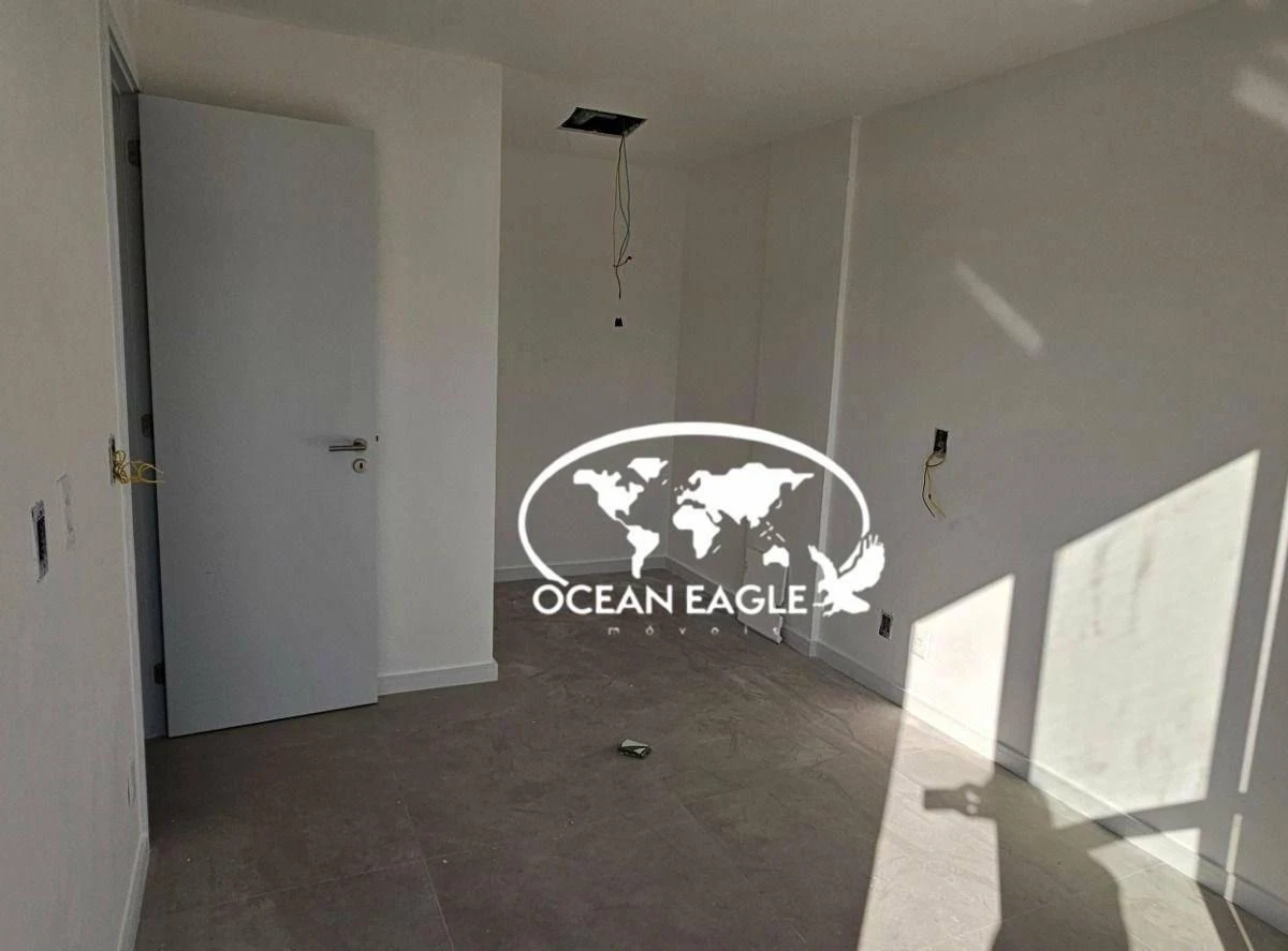 Unfurnished apartment with 3 bedrooms and open-plan kitchen — photo 14