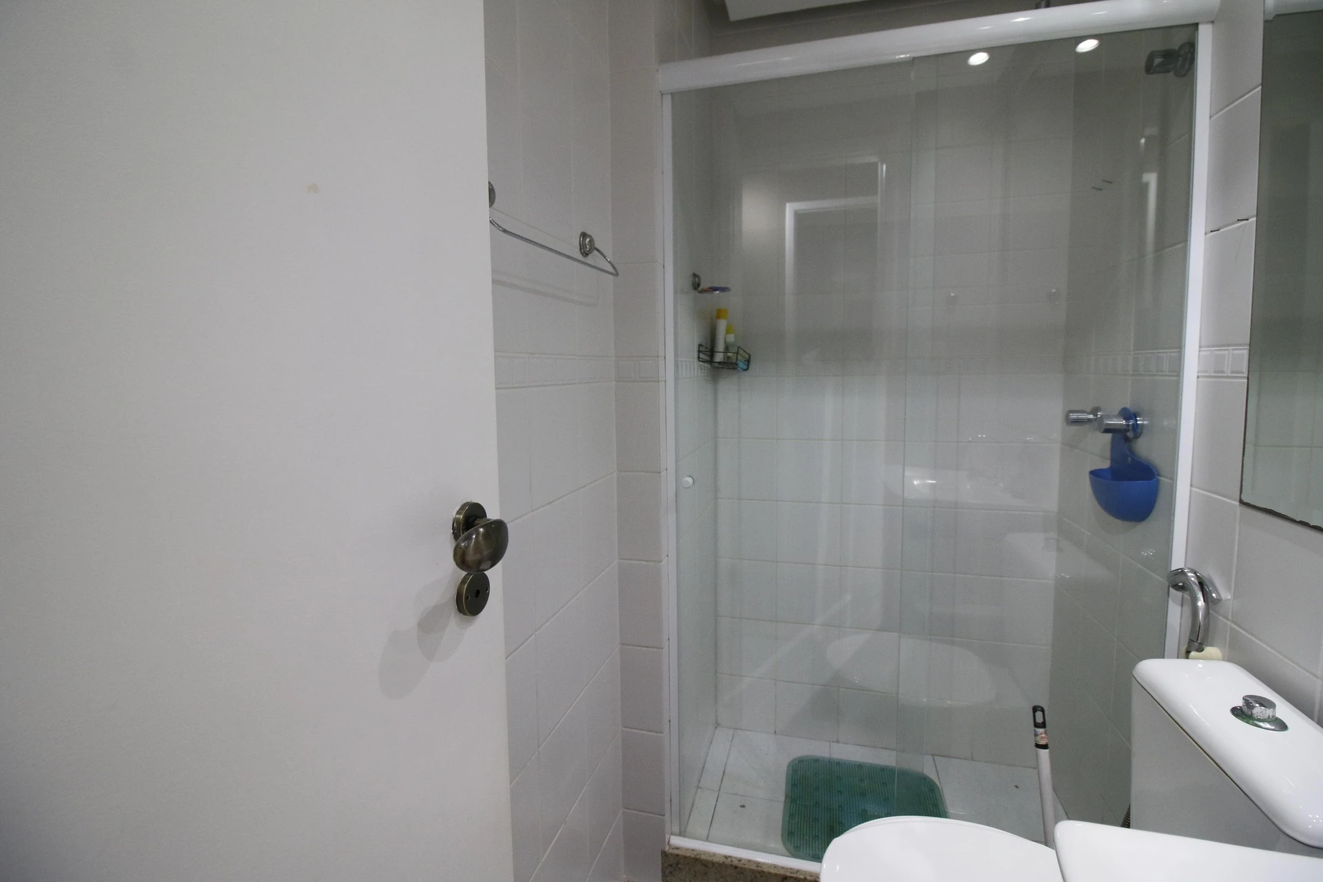 Furnished 3-bedroom apartment with balcony and pool — photo 32