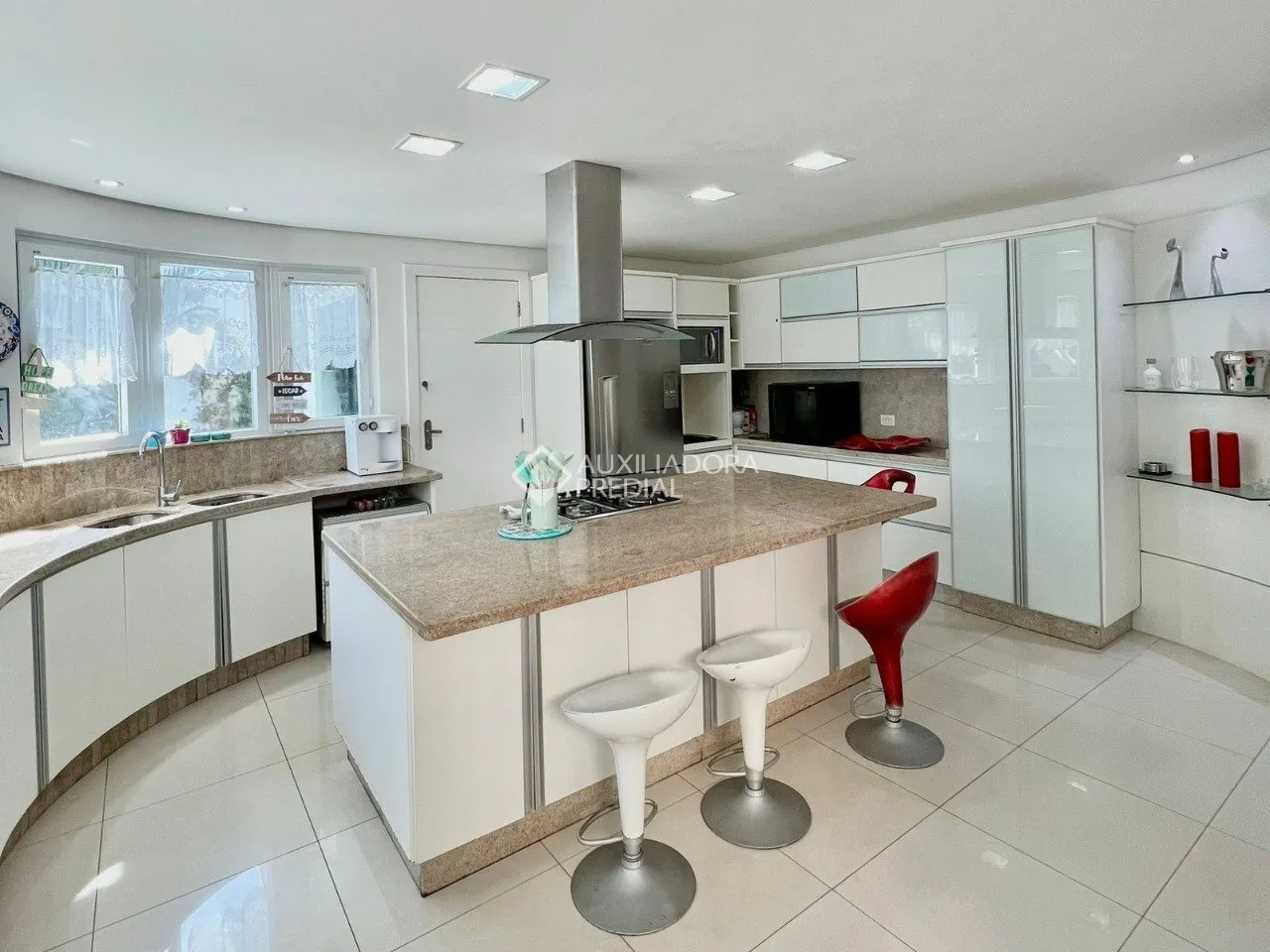 House with 6 bedrooms and an open kitchen with gas stove — photo 24
