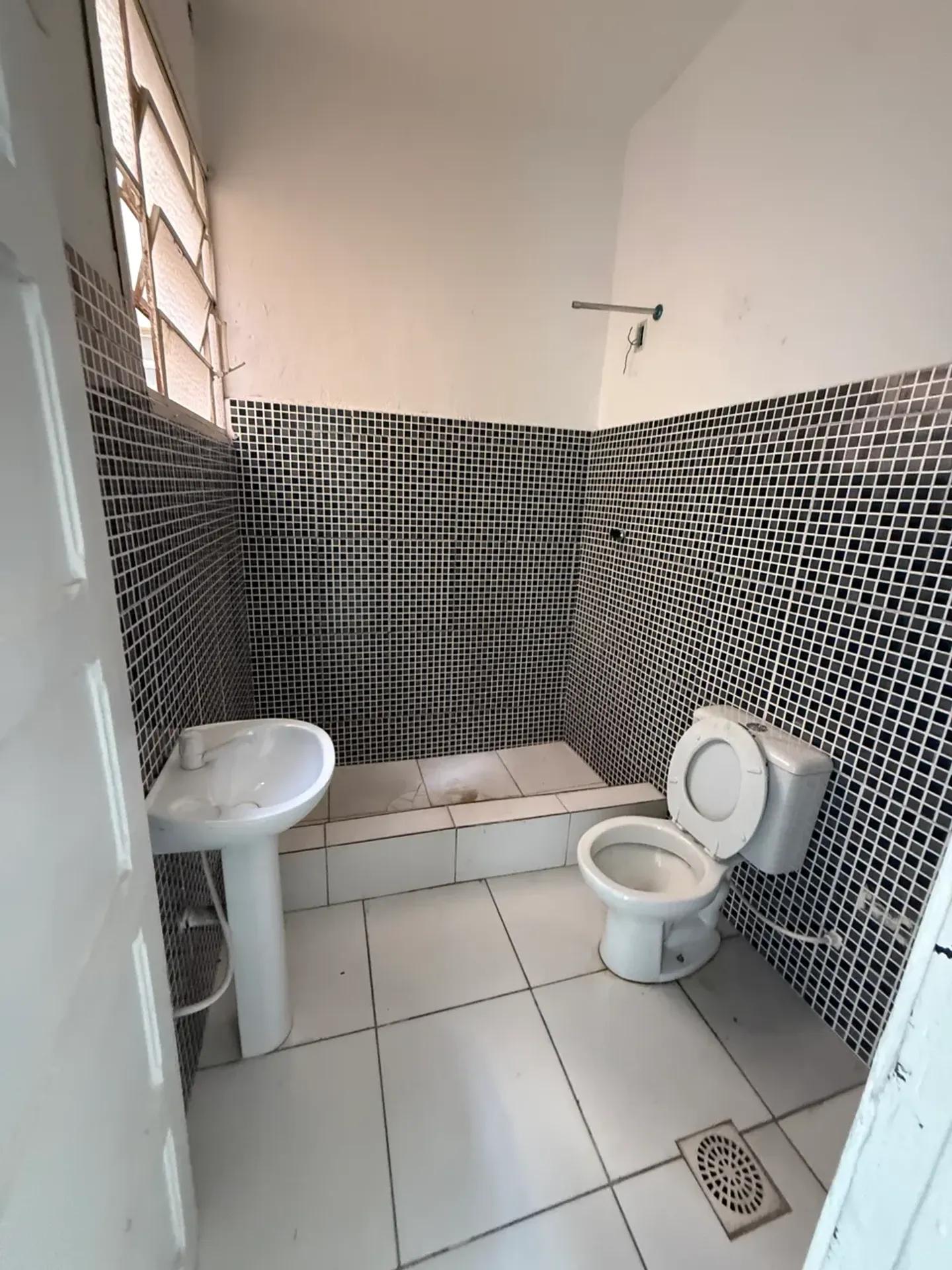 Apartamento com 2 quartos e piso de cerâmica — photo 21
