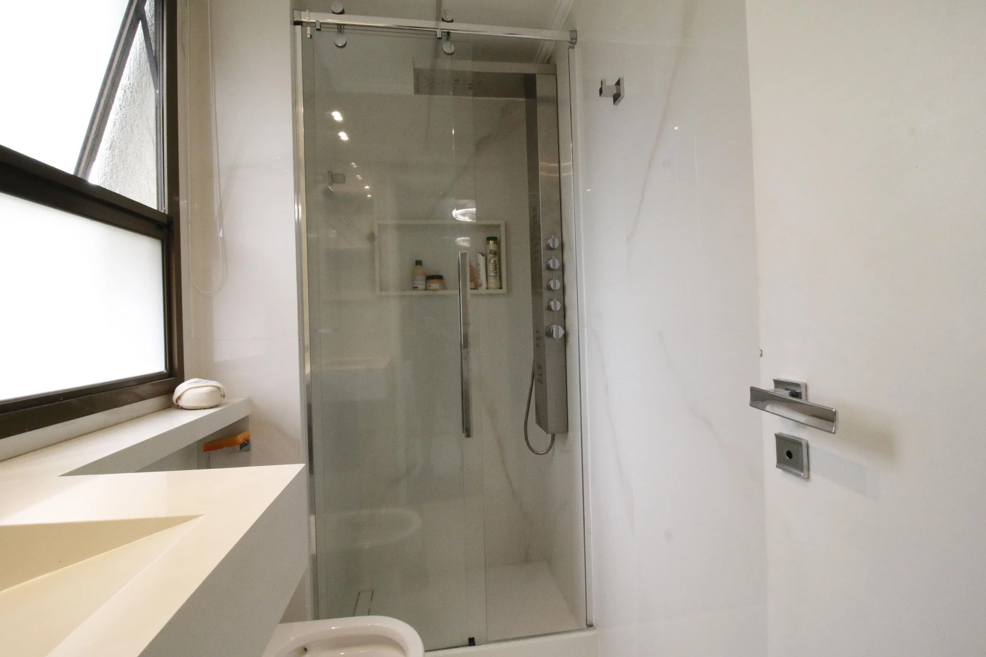 Walk-in closet in a 2-bedroom apartment, 90 m² — photo 30