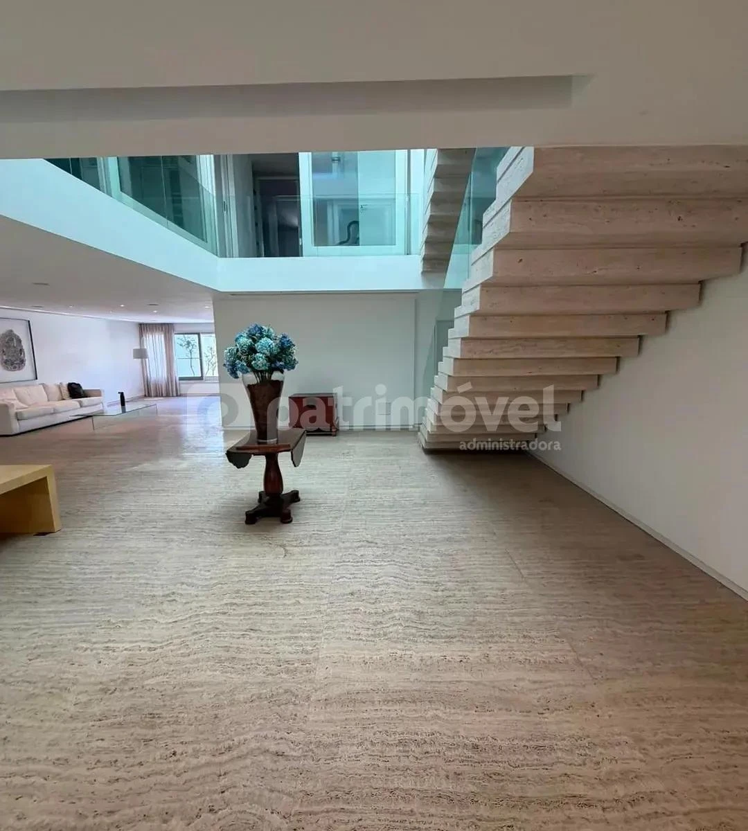 4-bedroom house with floor-to-ceiling windows — photo 13