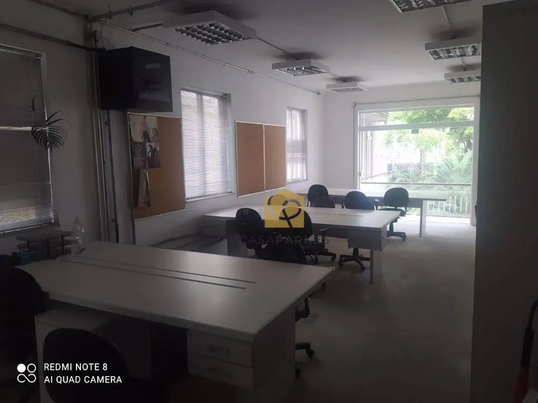 Casa com 2 dormitórios e piso de madeira na sala — photo 31