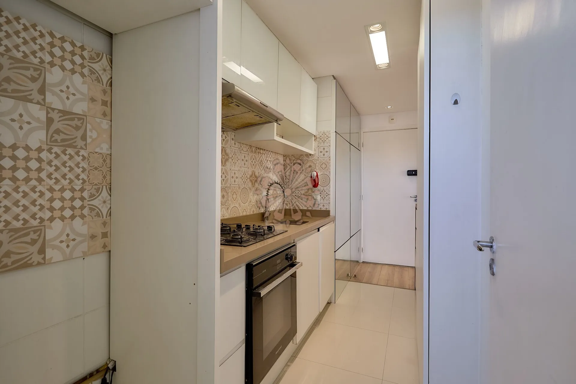 Furnished apartment, 68 m², with a glass-enclosed balcony — photo 22