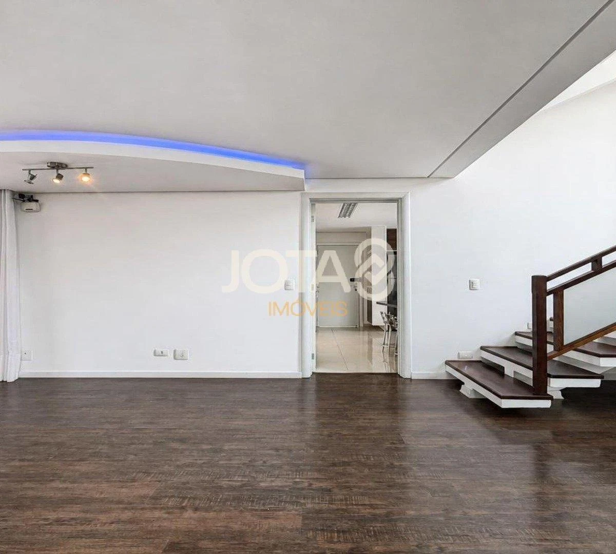 4-bedroom house with a glass-enclosed balcony in Curitiba — photo 13