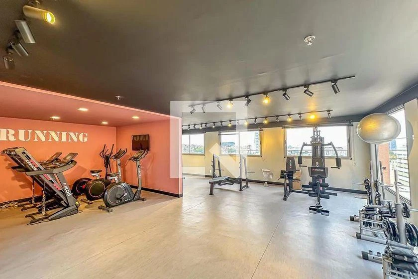 One-bedroom apartment in a building with a gym — photo 8