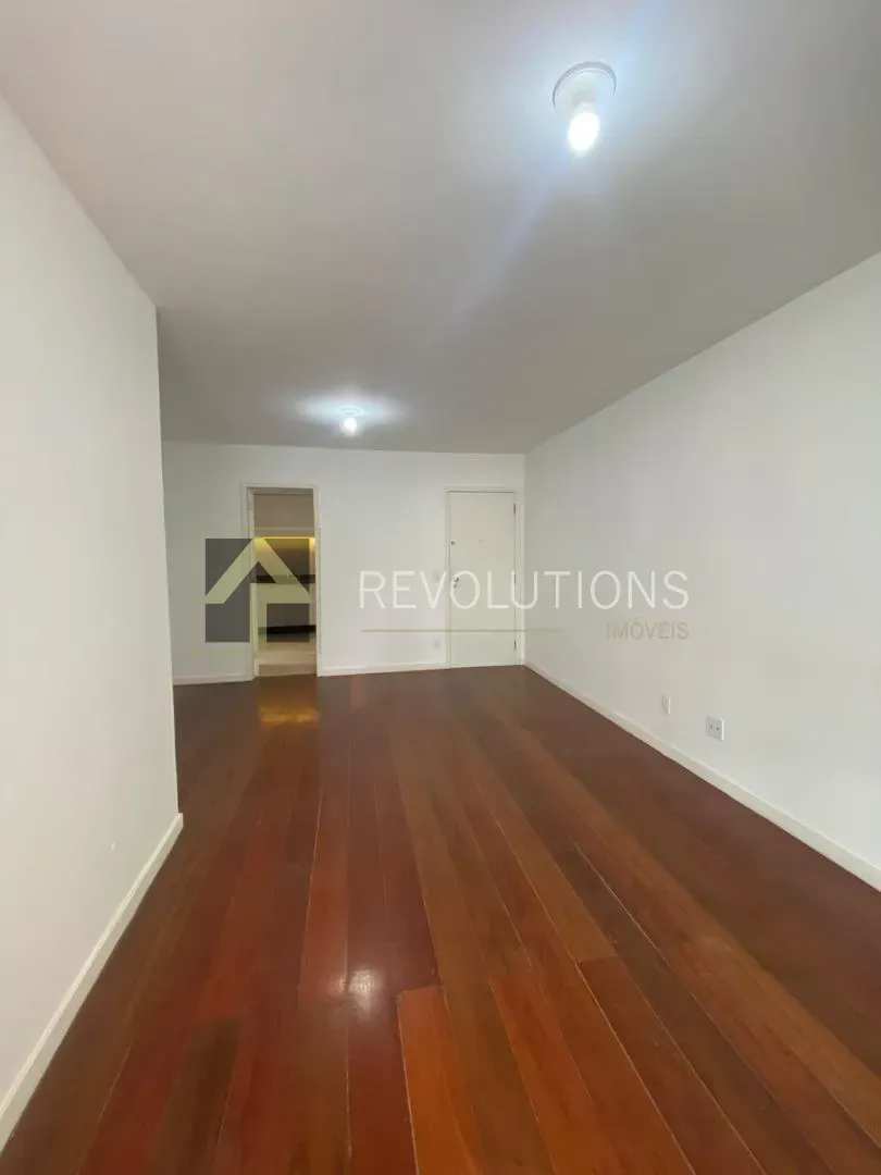 3-bedroom apartment with wood or laminate floors — photo 18