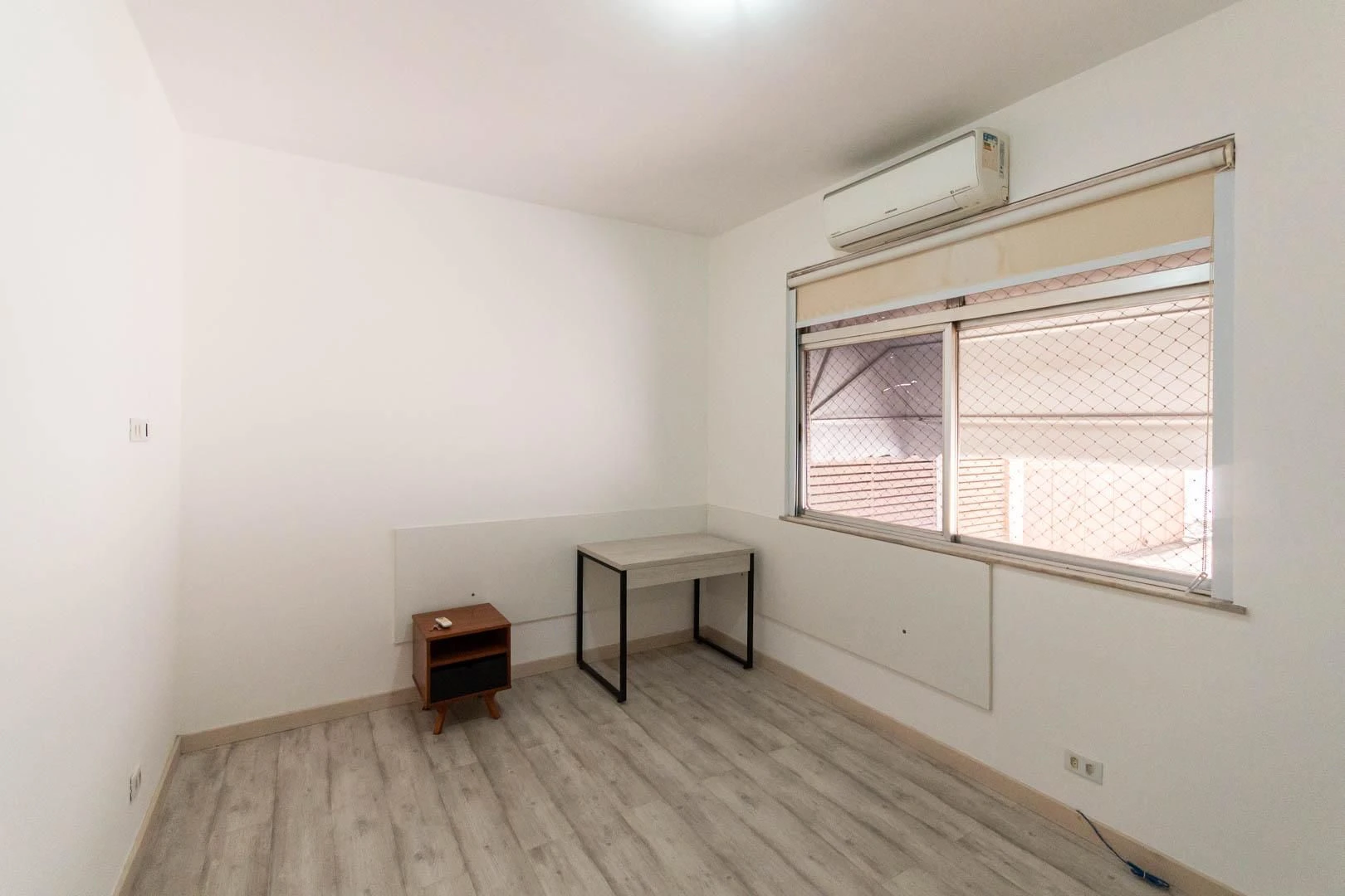 Balcony with a grill in a 3-bedroom apartment, 135 m² — photo 16