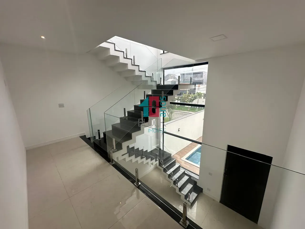 Condominium house with 5 en-suites and open-plan kitchen — photo 20