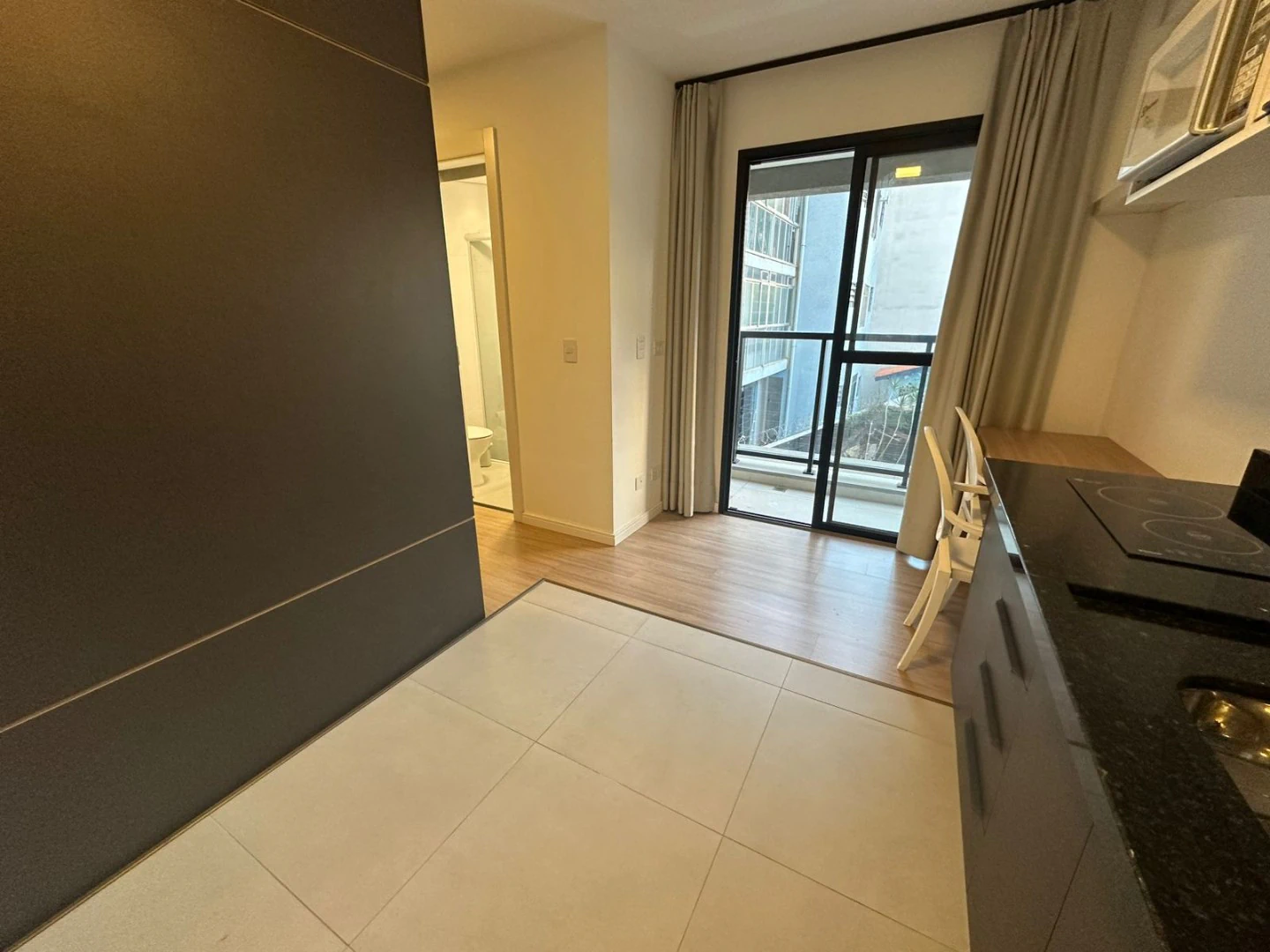Furnished studio with a glass shower and 1 bedroom — photo 3