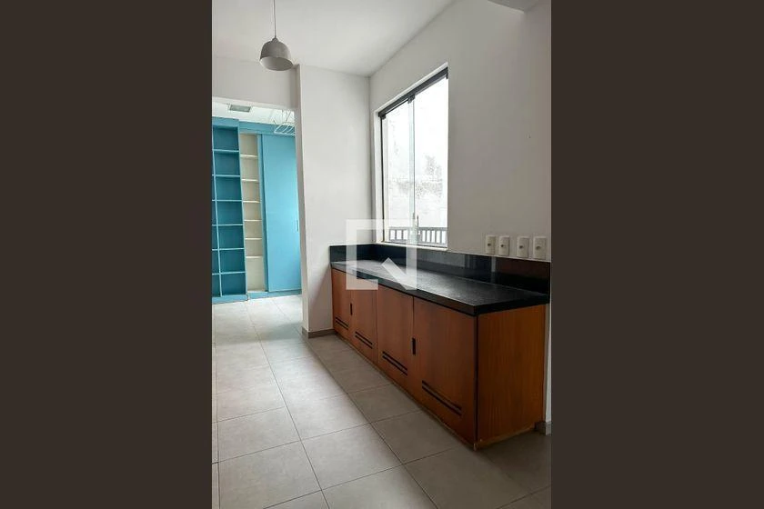 4-bedroom rental apartment with 225 m² and parking — photo 9