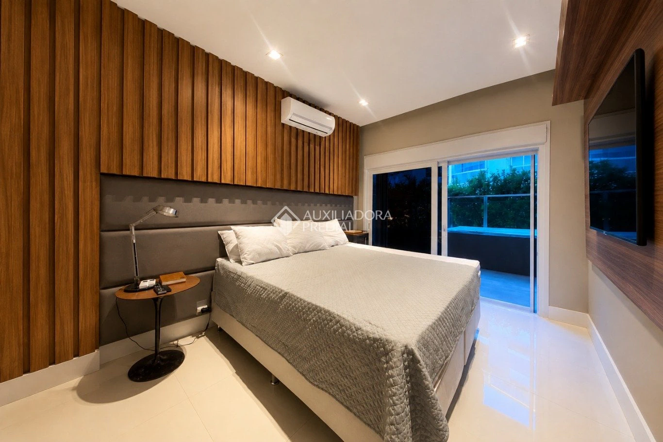 Balcony with a grill in a 2-bedroom apartment, 172 m² — photo 38