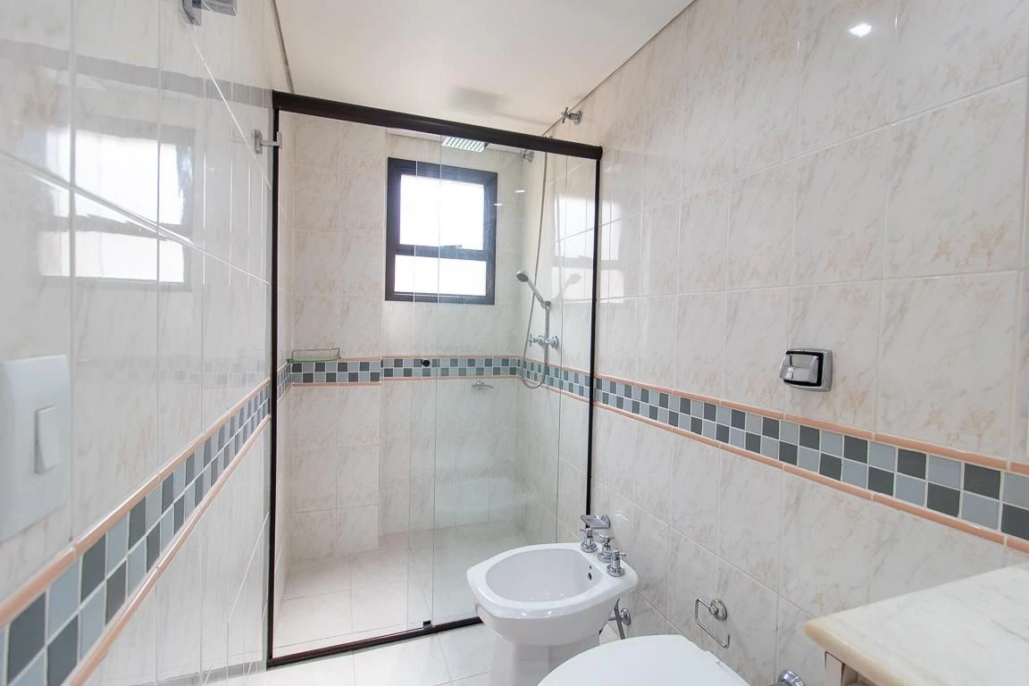 3-bedroom apartment with a bathtub in Curitiba — photo 41