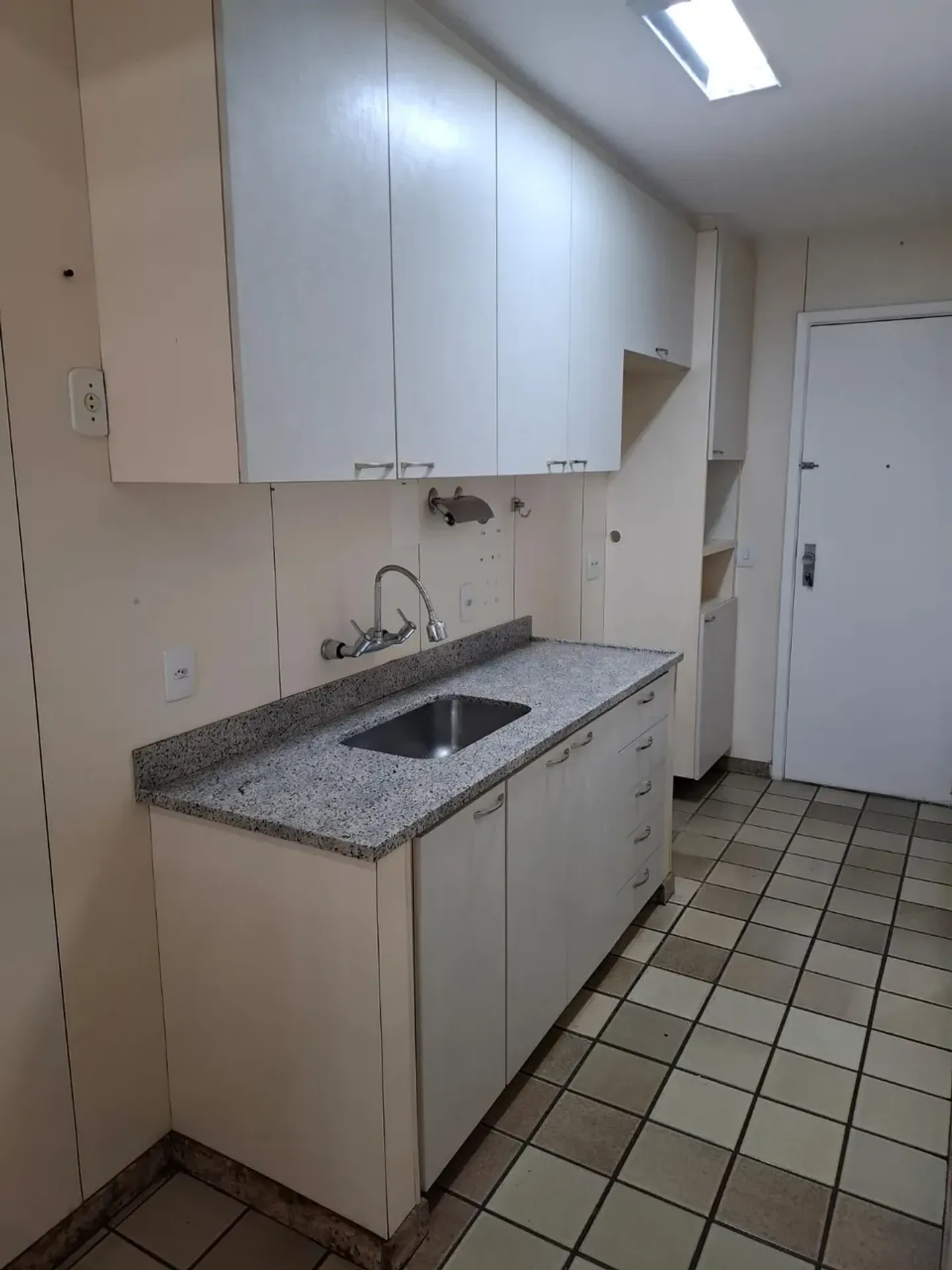 Apartment with 2 bedrooms, 3 bathrooms and a balcony — photo 22