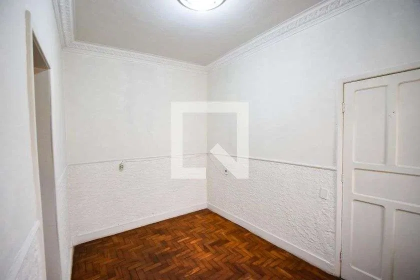 Wood or laminate floors in a one-bedroom apartment, 42 m² — photo 19