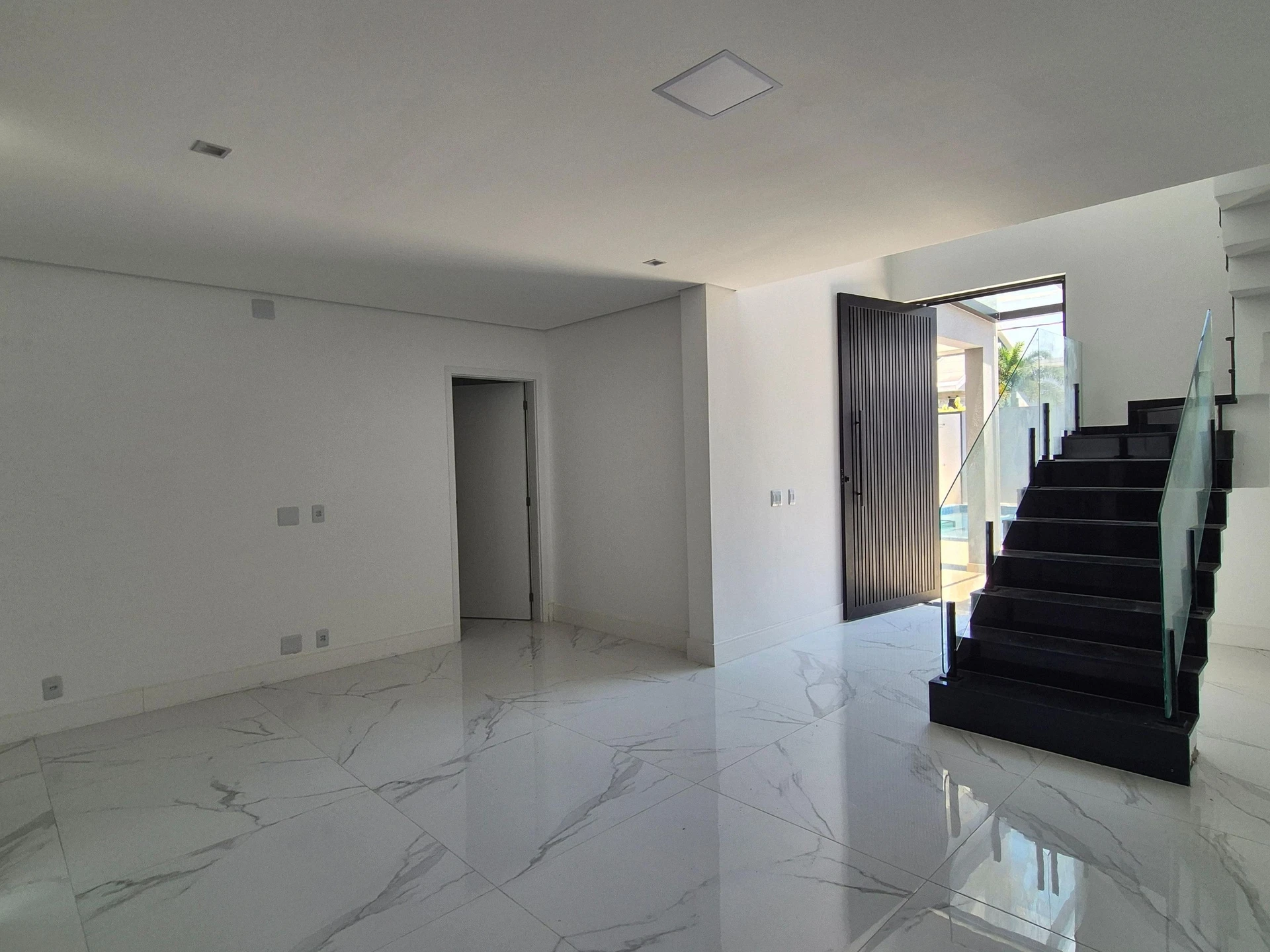 Ventanales de piso a techo y 5 dormitorios: casa de 403 m² — photo 12