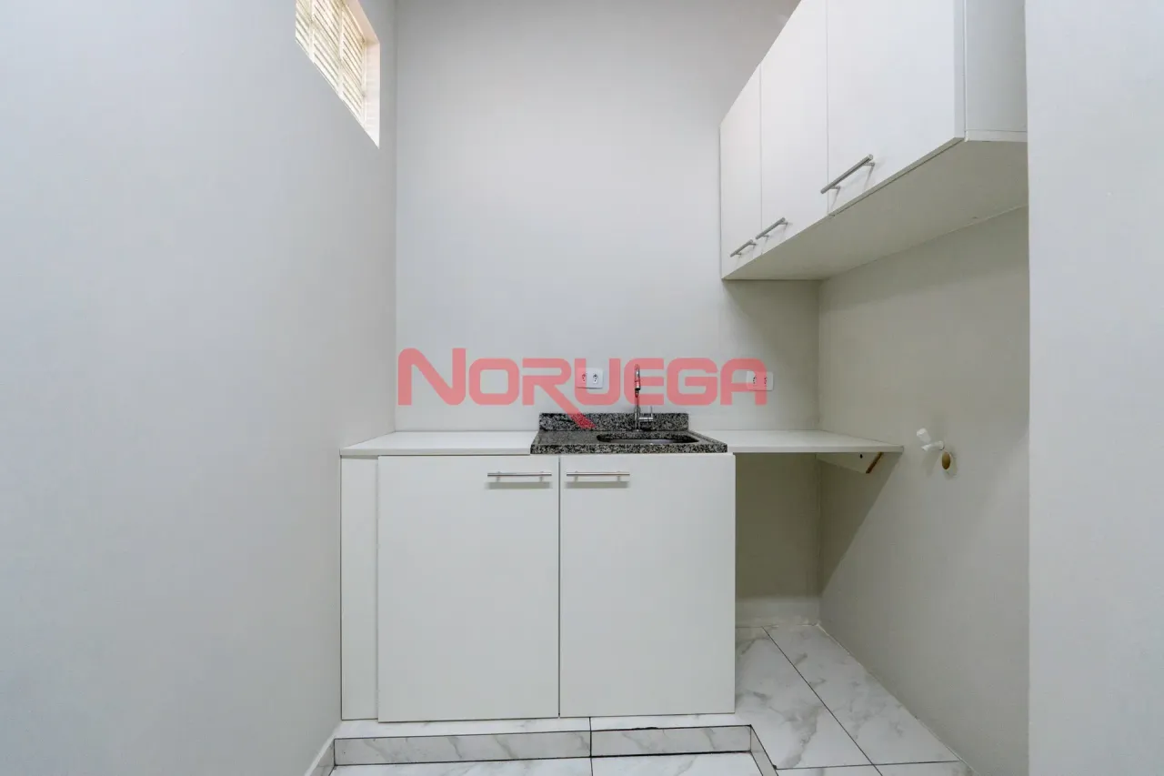 2-bedroom apartment with a glass-enclosed shower — photo 4