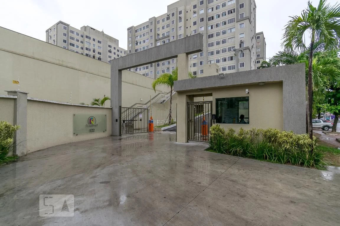 2-bedroom apartment in a building with a pool — photo 44