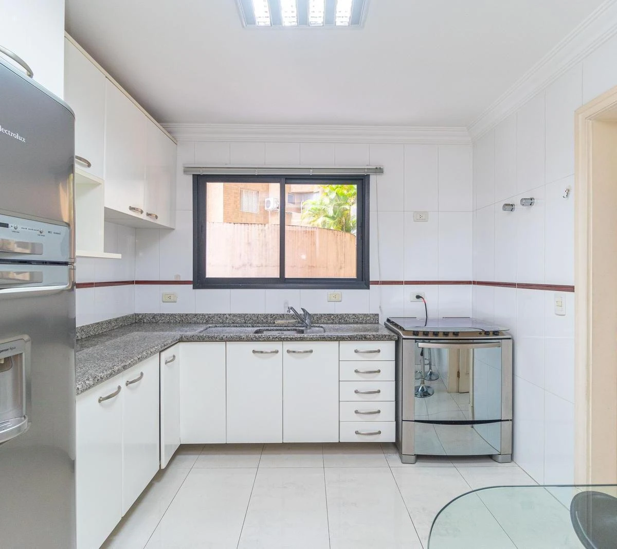 2-bedroom apartment with a bathtub in Curitiba — photo 2