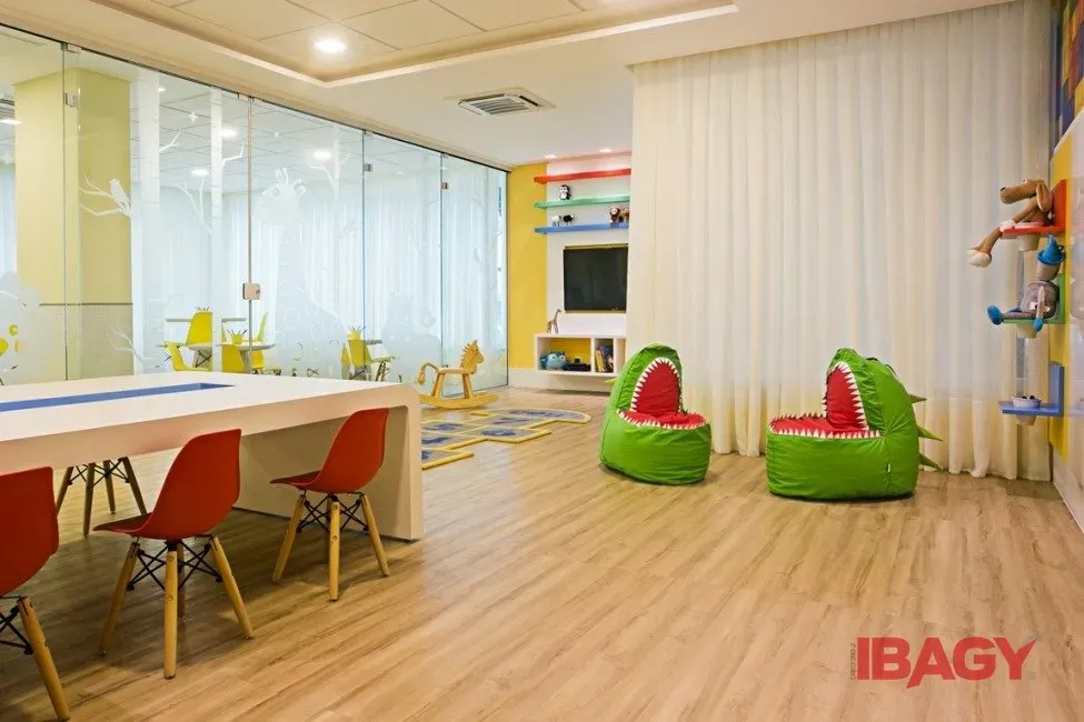 Furnished 2-suite apartment with enclosed balcony — photo 5