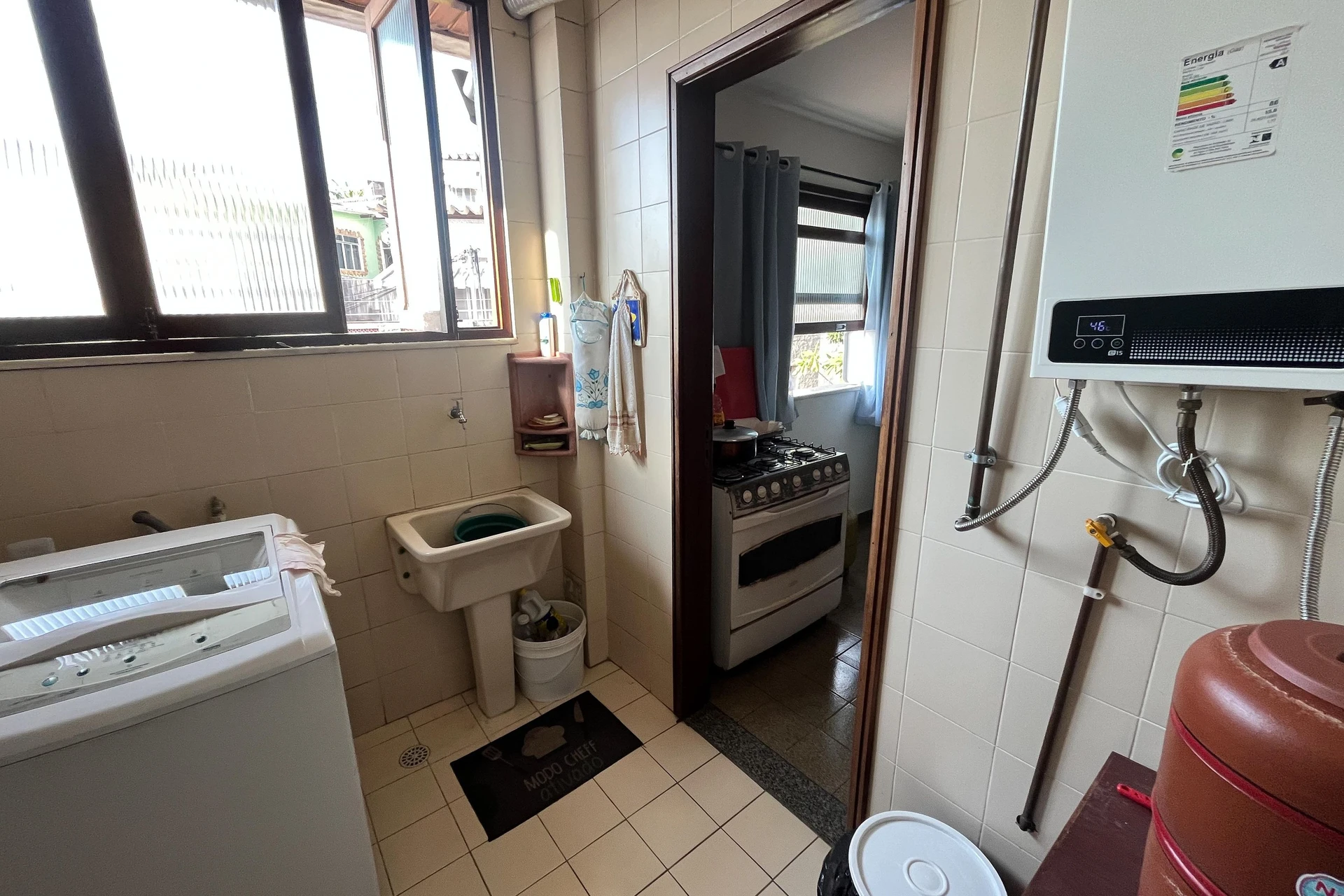 Furnished 3-bedroom apartment with laundry area — photo 50
