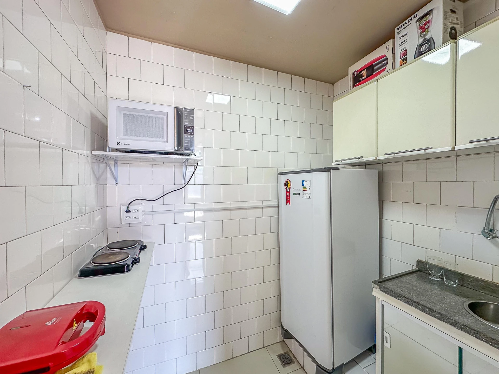 Furnished studio with a kitchenette and 1 bathroom — photo 6