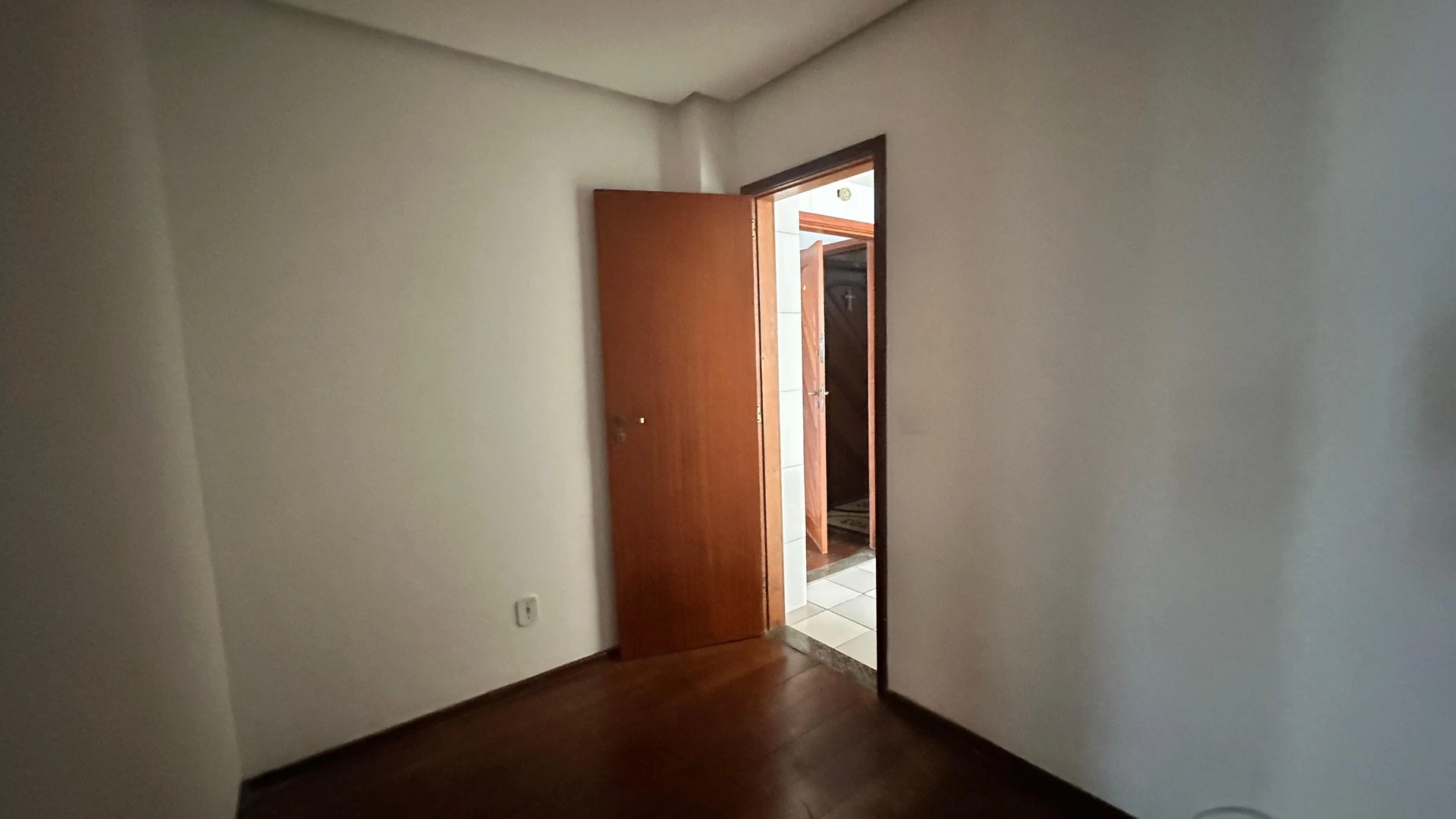 Apartment with built-in wardrobes and a balcony — photo 8