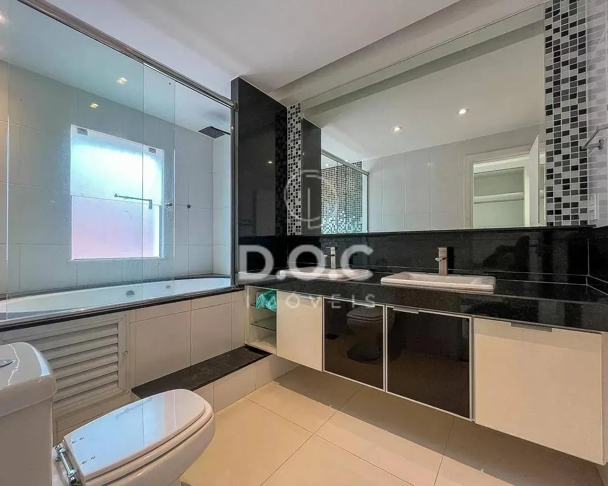 Floor-to-ceiling windows in a 5-bedroom house, 300 m² — photo 48