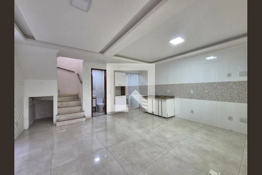 Casa duplex de 2 quartos com cozinha integrada e varanda