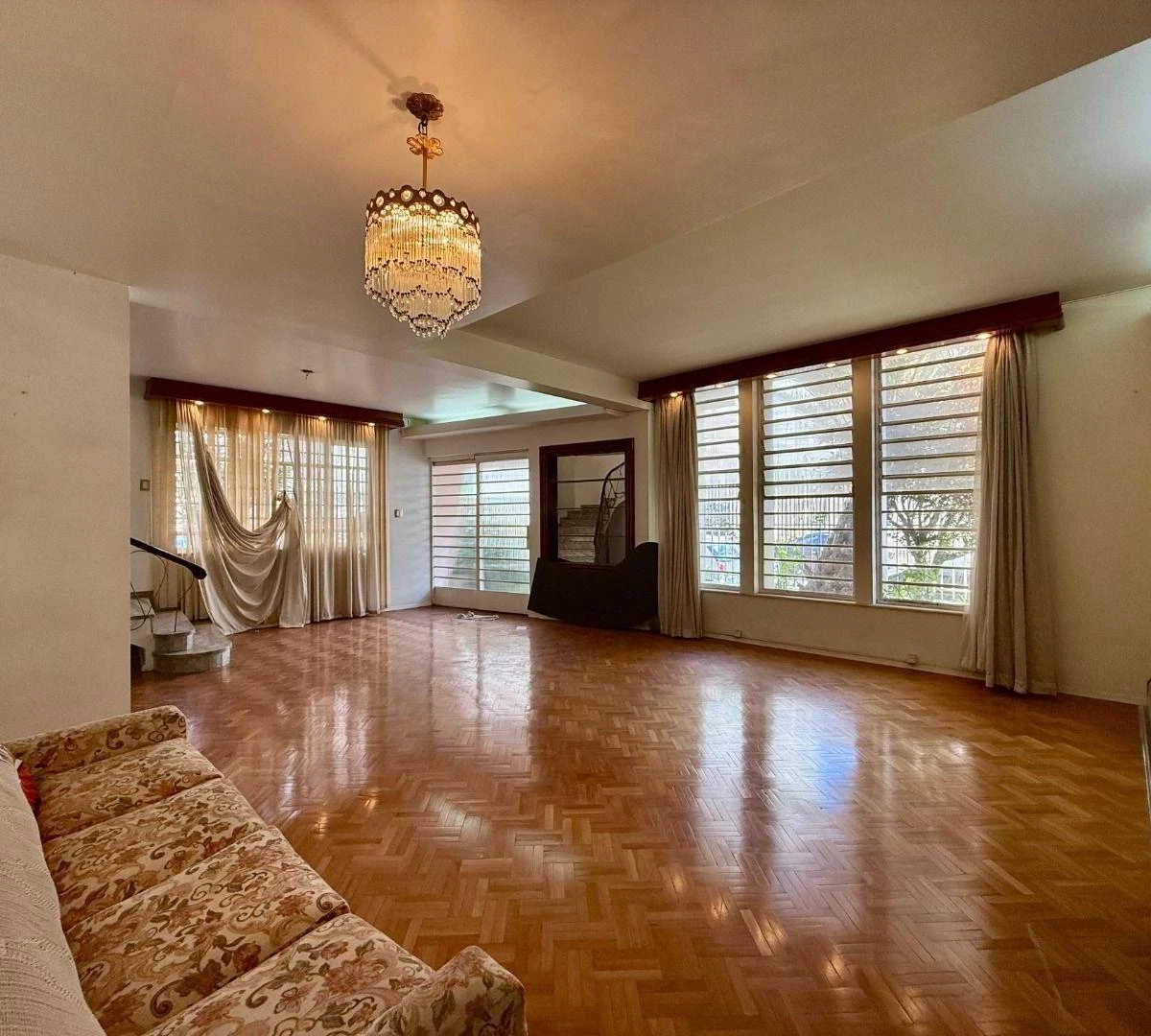 House, 286 m², with wood or laminate floors — photo 12