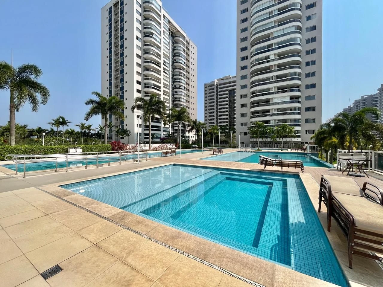 Balcony with a grill in a 2-bedroom apartment, 90 m² — photo 49