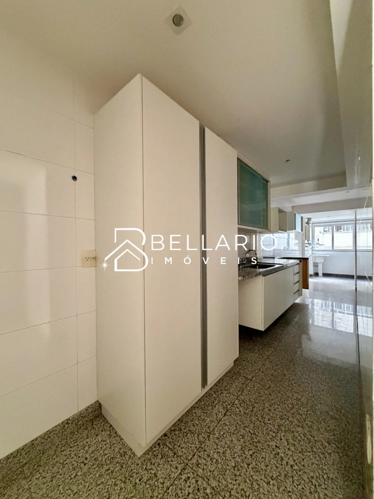 4-bedroom apartment with 5 bathrooms and glass balcony — photo 21