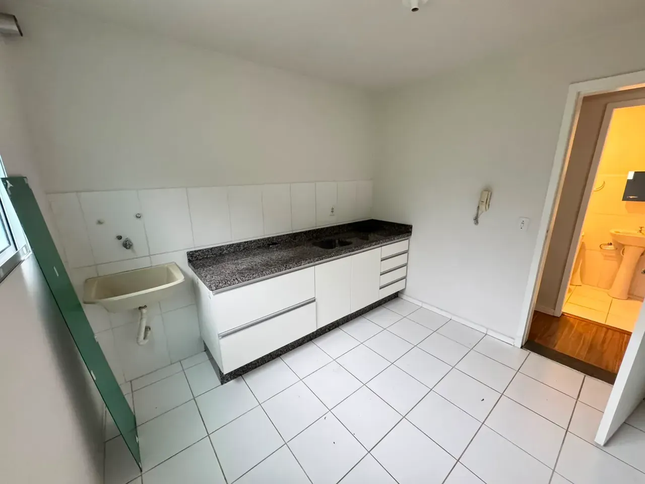 1-bedroom apartment with a closed-off kitchen — photo 2