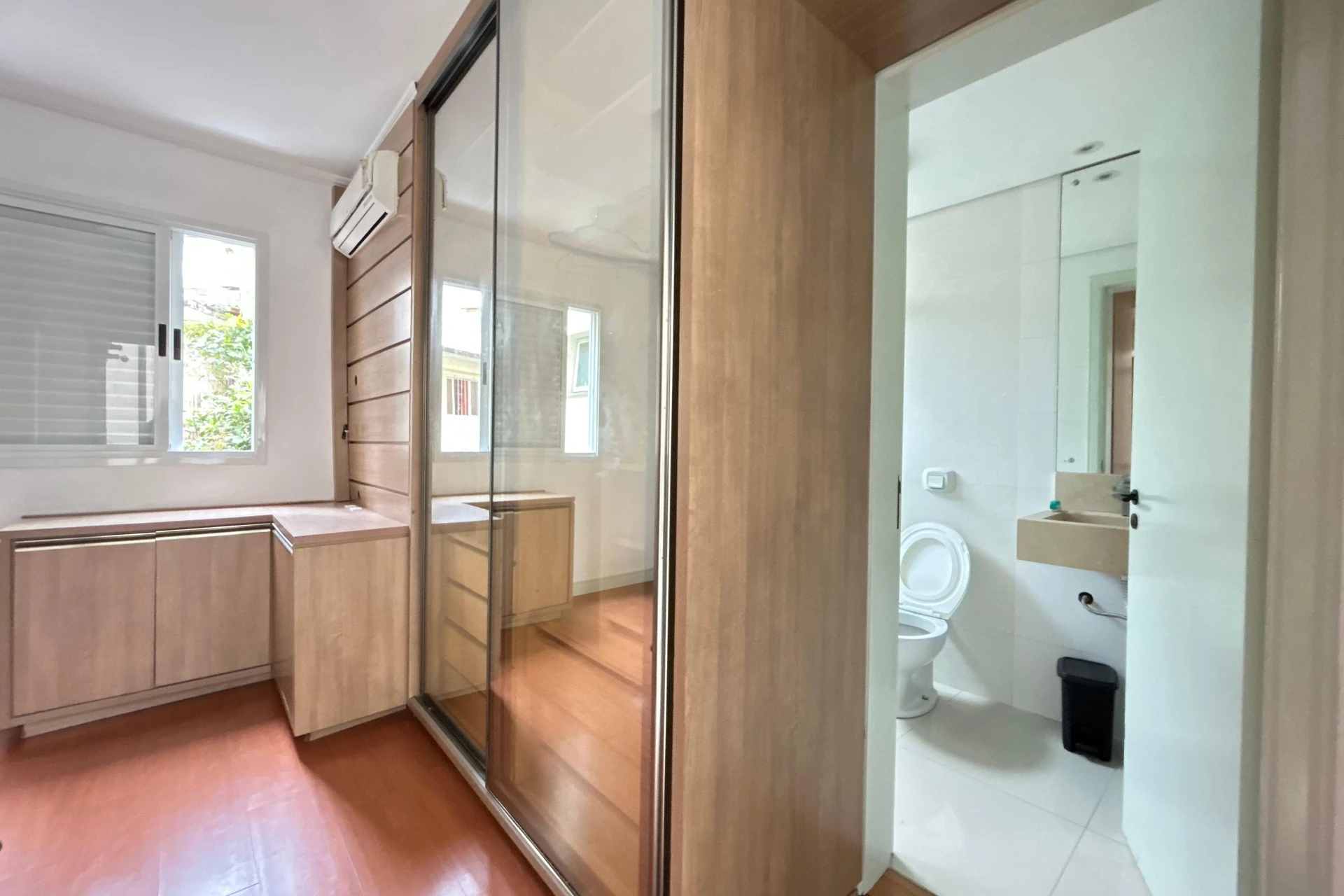 Glass-enclosed balcony in a 3-bedroom apartment, 108 m² — photo 8