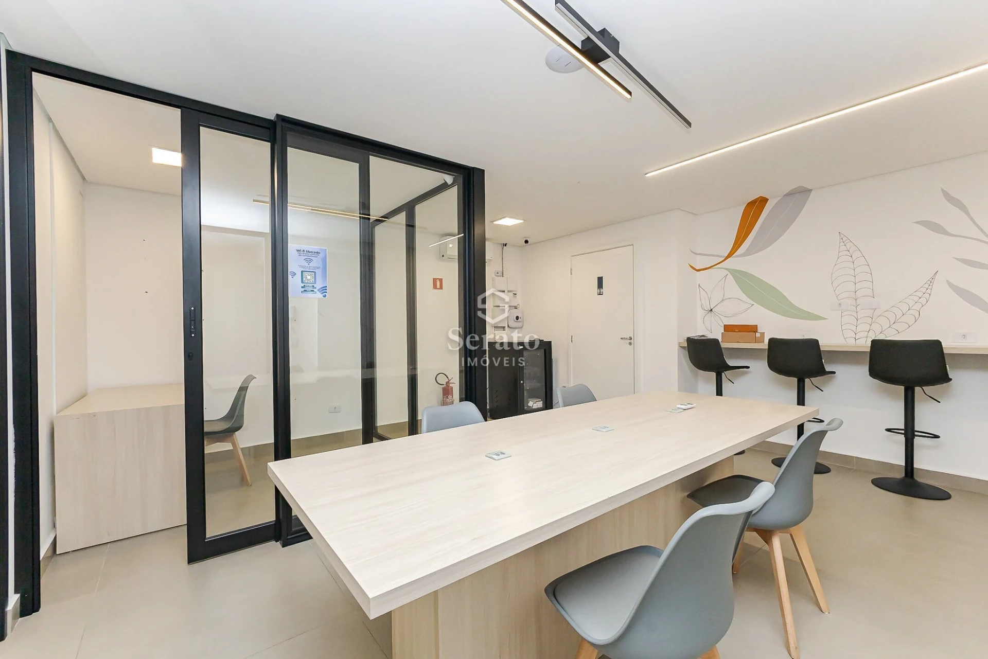 Walk-in closet in a one-bedroom apartment, 33 m² — photo 6
