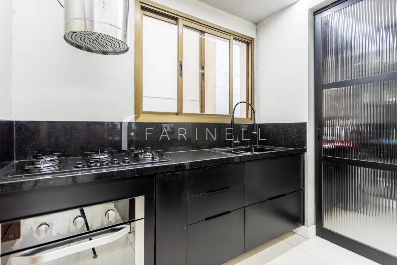 Apartment with an open-plan kitchen and gas stove — photo 13