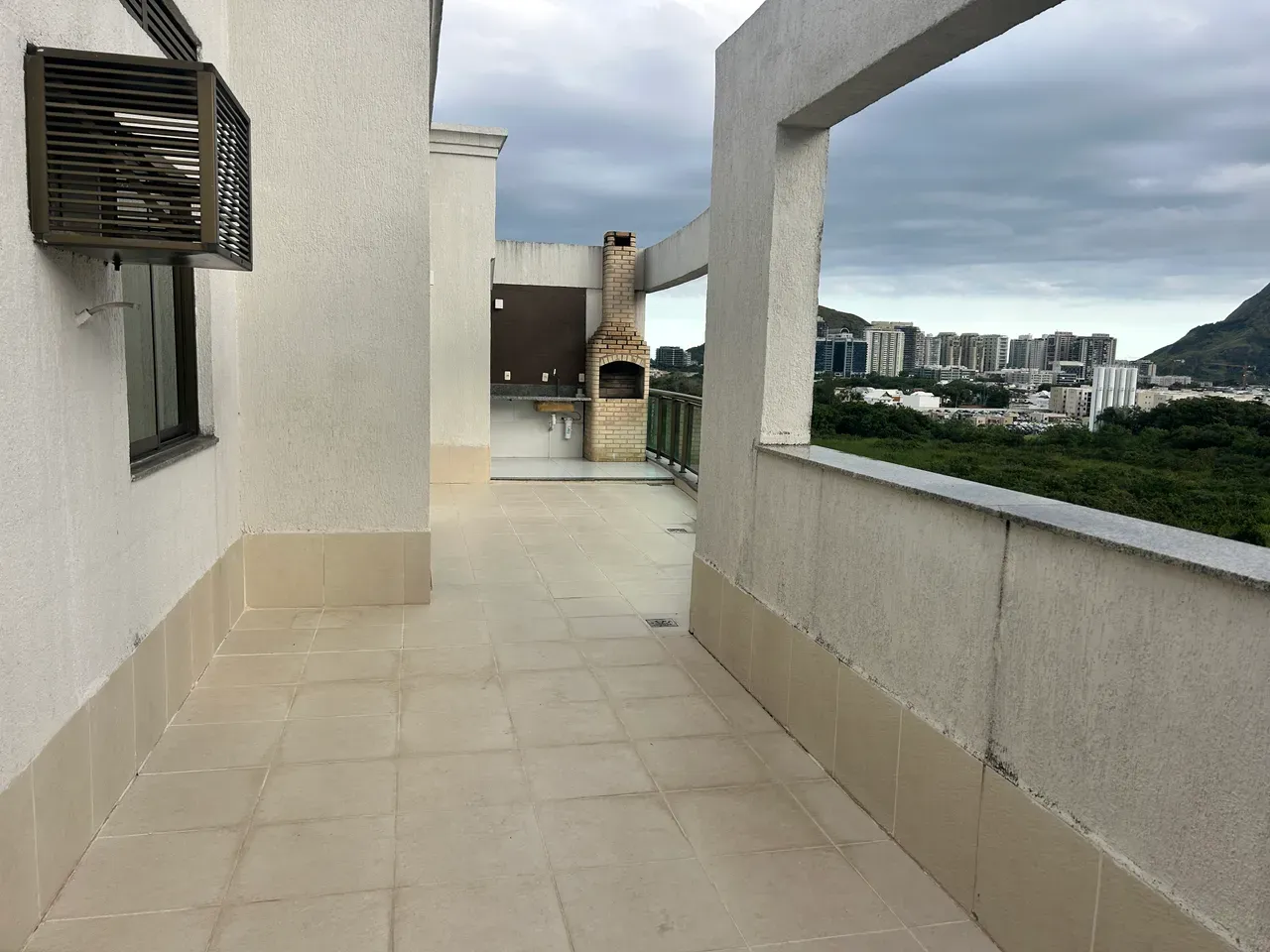 Balcony with a grill in a 3-bedroom apartment, 179 m² — photo 14