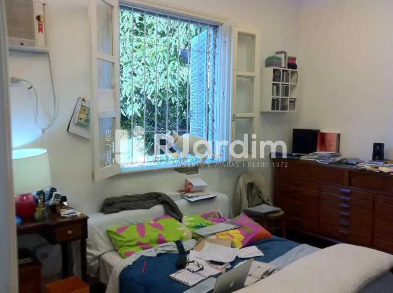 Residential house with a closed kitchen and gas stove — photo 26
