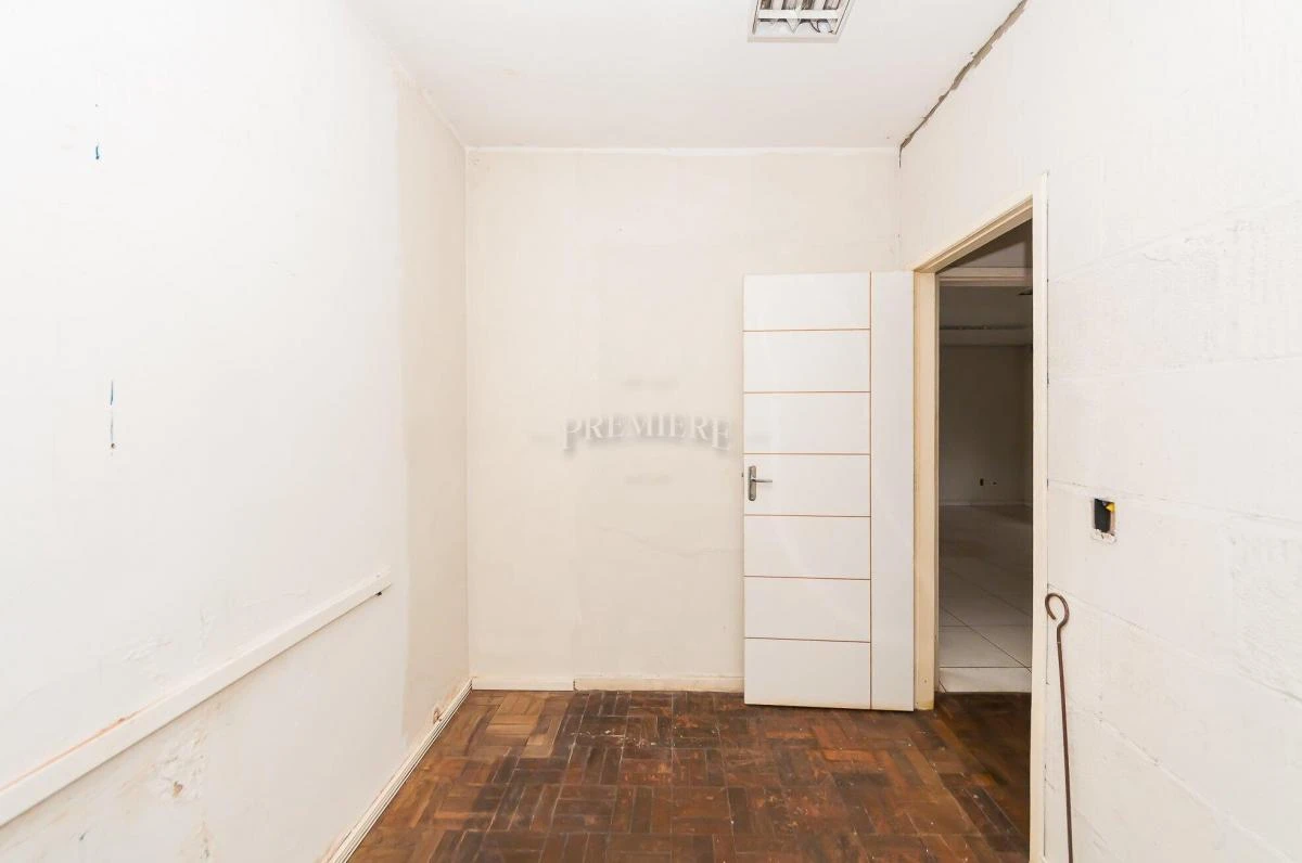 House with 960 m², 2 bathrooms and 40 parking spaces