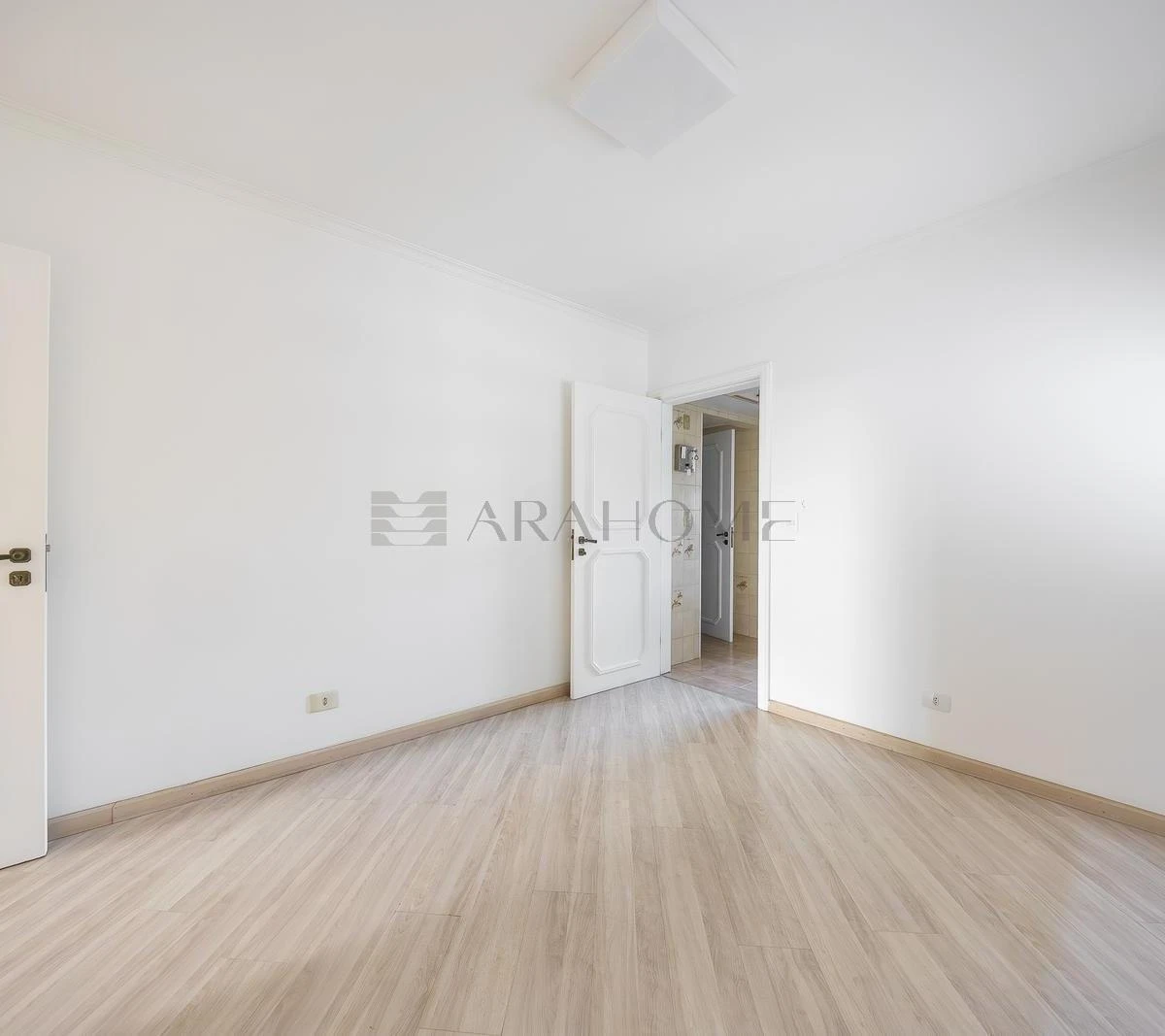 4-bedroom apartment with a bathtub in Curitiba — photo 27