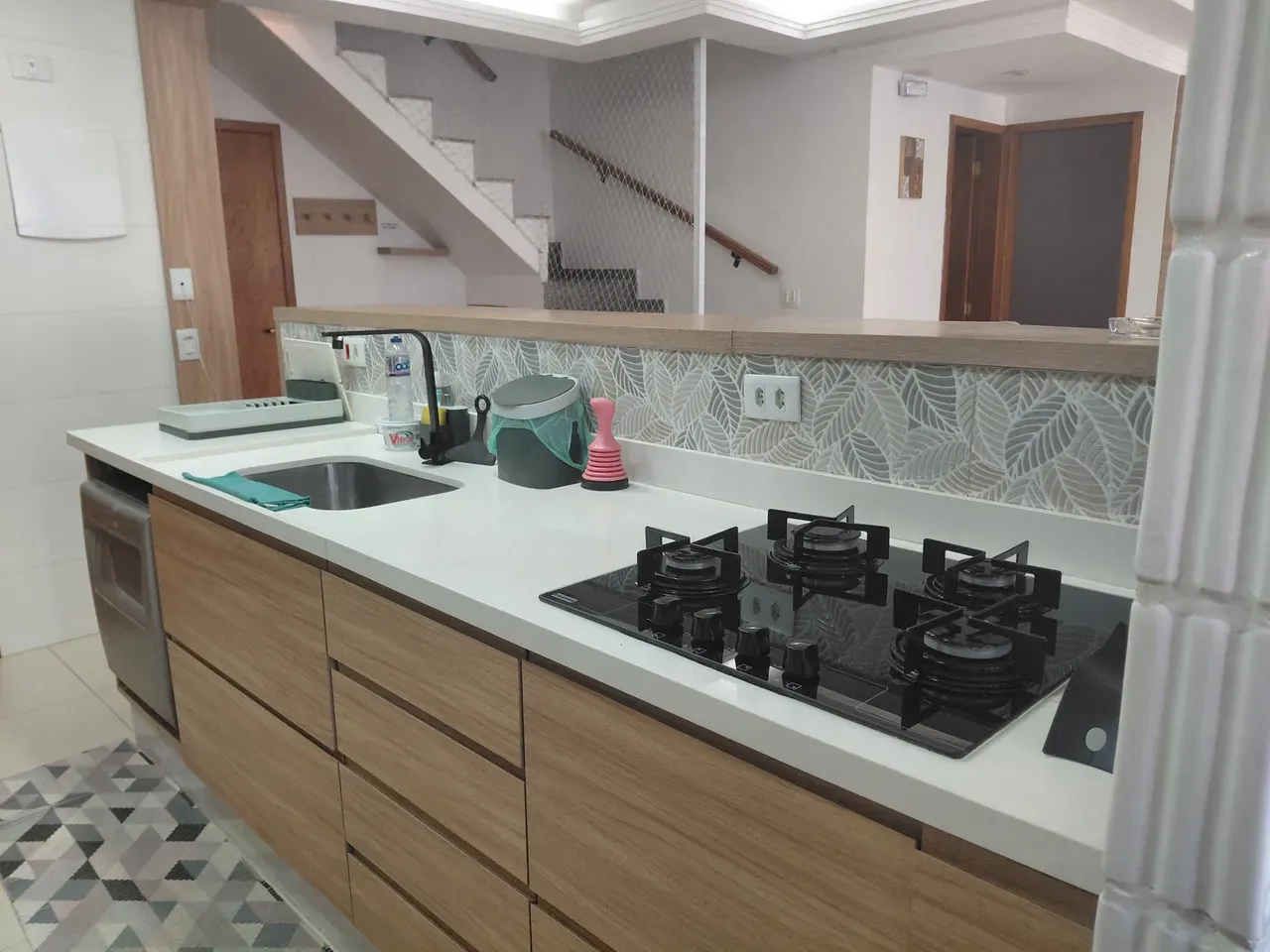 Furnished 3-bedroom apartment with glass balcony — photo 11