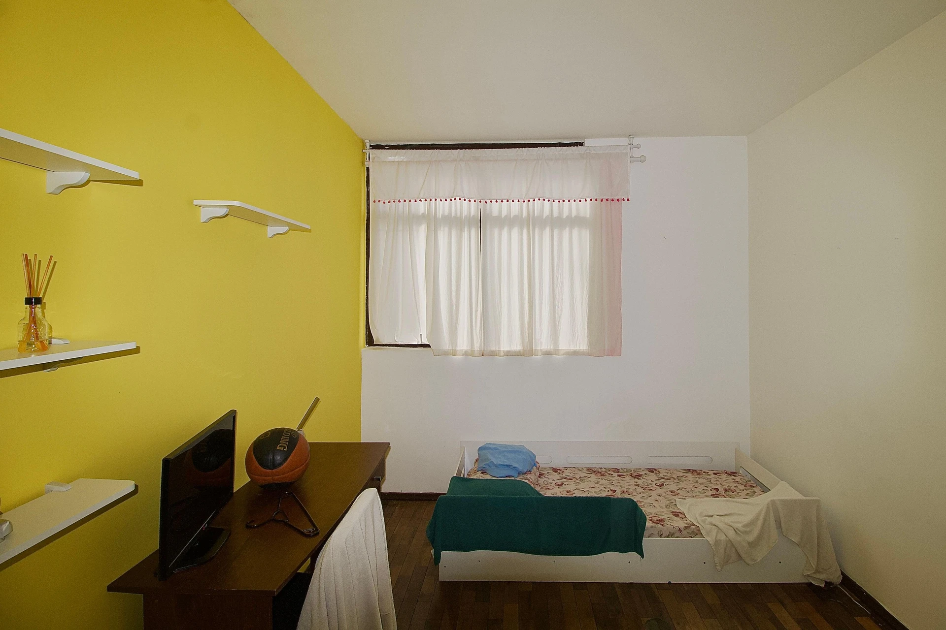 84 m² apartment with a home office and a bathtub — photo 14