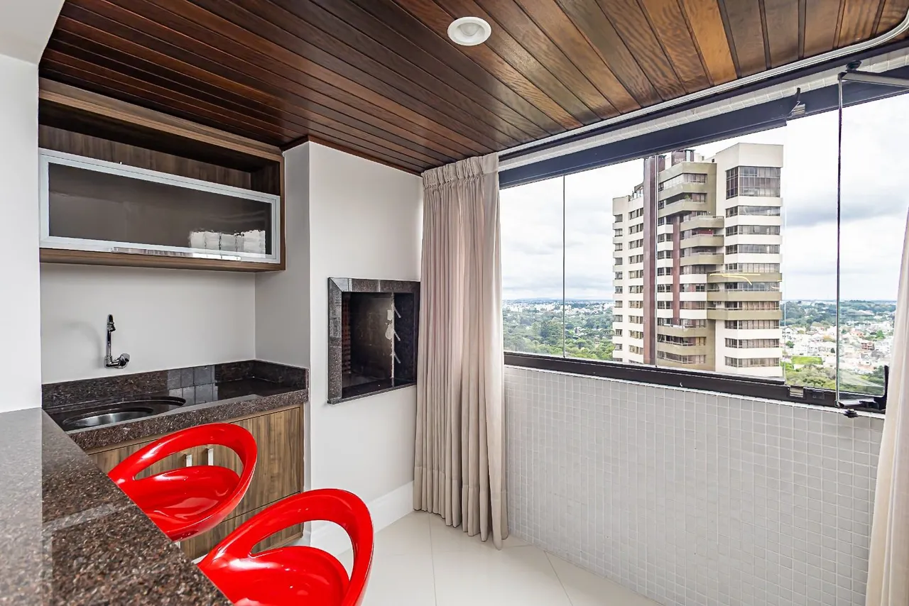 Balcony with a grill in a 4-bedroom apartment, 119 m² — photo 20